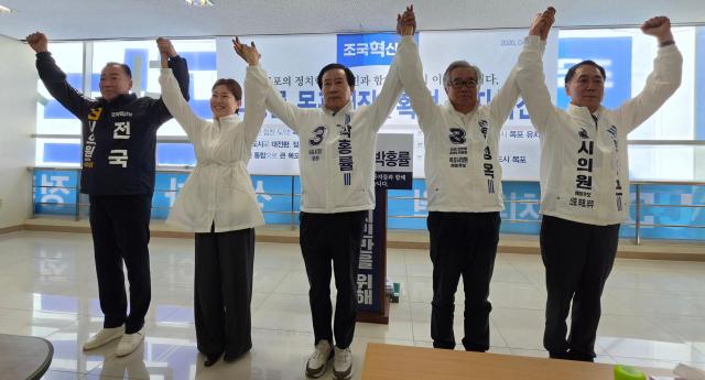 After a news conference, Park Hong-ryul greets with Cho Kuk Innovation Party candidates for Mokpo City Council. [Photo by Kim Ok-hyeon]