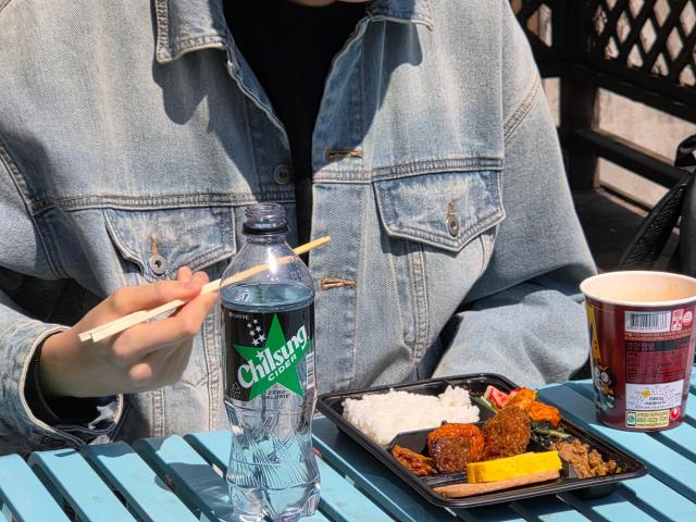 지난 17일 대학생 김준우씨가 편의점 도시락으로 점심을 해결하고 있는 모습사진김민재 기자