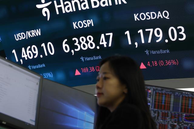 Stock indexes including the KOSPI are displayed on a screen at the dealing room of Hana Bank headquarters in central Seoul on April 21 2026 AJP Yoo Na-hyun 20260421