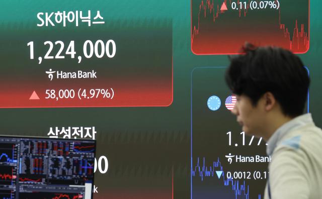 Stock indexes including the KOSPI are displayed on a screen at the dealing room of Hana Bank headquarters in central Seoul on April 21 2026 AJP Yoo Na-hyun 20260421