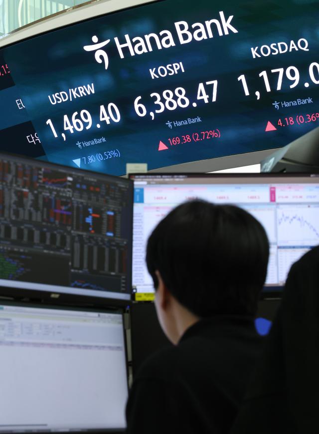 Stock indexes including the KOSPI are displayed on a screen at the dealing room of Hana Bank headquarters in central Seoul on April 21 2026 AJP Yoo Na-hyun 20260421