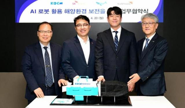 SK에코플랜트에서 열린 ‘AI 해양정화 로봇 도입 및 미래세대 해양환경 교육을 위한 다자간 업무협약식’에서 임재욱 SK에코플랜트 경영지원센터장왼쪽에서 2번째 및 참여 기관 관계자들이 기념촬영을 하고 있다 사진SK에코플랜트