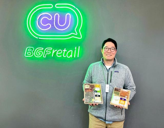 전하윤 BGF리테일 수석이 지난 9일 아주경제 탐사보도팀과 편의점 도시락에 대한 인터뷰 후 기념사진을 촬영하고 있는 모습사진BGF리테일