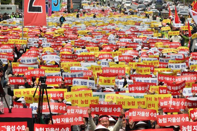 Members and farmers shout slogans at the Farmers Rally to Defend Agricultural Cooperative Autonomy held on Yeouido-daero in Yeongdeungpo-gu Seoul April 21 2026 AJP Han Jun-gu