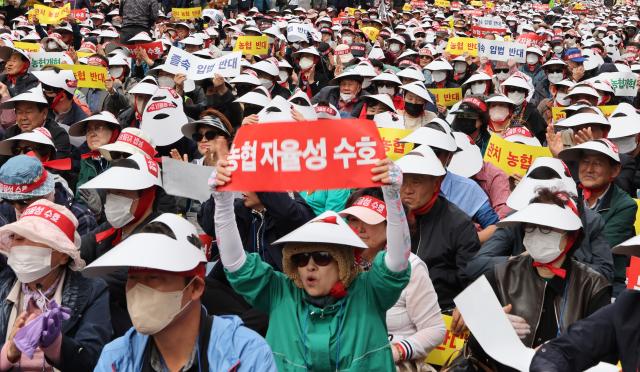 Members and farmers shout slogans at the Farmers Rally to Defend Agricultural Cooperative Autonomy held on Yeouido-daero in Yeongdeungpo-gu Seoul April 21 2026 AJP Han Jun-gu