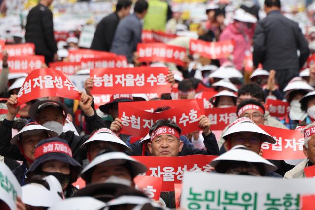 Members and farmers shout slogans at the Farmers Rally to Defend Agricultural Cooperative Autonomy held on Yeouido-daero in Yeongdeungpo-gu Seoul April 21 2026 AJP Han Jun-gu