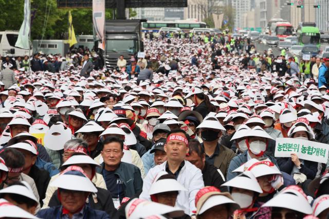 Members and farmers listen to a speaker at the Farmers Rally to Defend Agricultural Cooperative Autonomy held on Yeouido-daero in Yeongdeungpo-gu Seoul April 21 2026 AJP Han Jun-gu