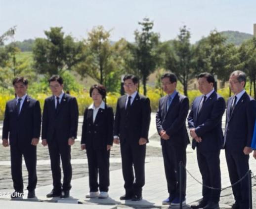 임병택 시흥시장 후보, 수도권 광역단체장 후보들과 봉하마을 참배…수도권 연대로 완성된 시흥 만들 것