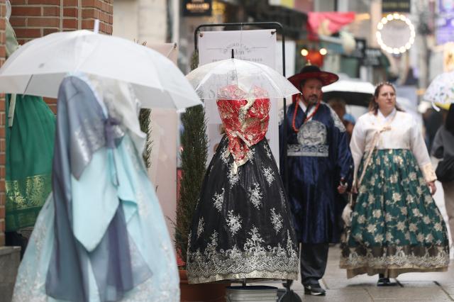 서울 종로구 경복궁 인근 한 한복 대여 업체 마네킹에 우산이 씌워져 있다 사진연합뉴스