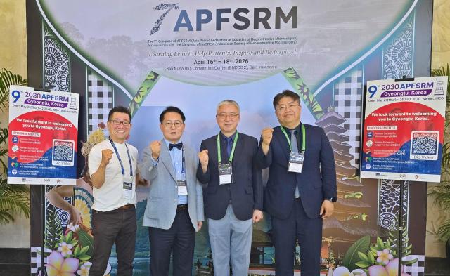 경주화백컨벤션뷰로HICO와 대구W병원 관계자들이 지난 17일 인도네시아 발리에서 열린 아시아태평양 미세재건수술학회APFSRM 총회에서 2030년 경주 유치 확정 후 기념 촬영을 하고 있다 사진경주시