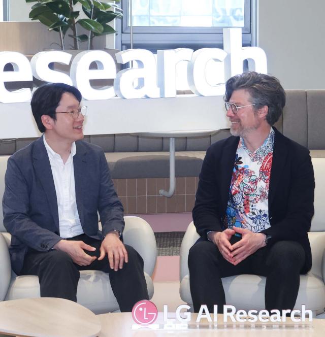 임우형 LG AI연구원 공동 연구원장과 브라이언 카탄자로Bryan Catanzaro 엔비디아 응용연구 총괄 부사장Vice Presideent of Applied Deep Learning Research at NVIDIA이 협력 방향을 논의하고 있다 왼쪽부터 임우형 LG AI연구원 공동 연구원장 오른쪽 브라이언 카탄자로 엔비디아 응용연구 총괄 부사장