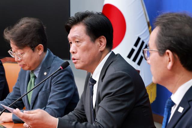 더불어민주당 조승래 사무총장이 지난 12일 국회에서 기자 간담회를 열고 6·3 지방선거 공천 진행 상황 등을 설명하고 있다사진연합뉴스