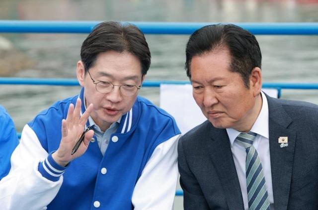 정청래 더불어민주당 대표오른쪽가 22일 경남 통영시 욕지도에서 탑승한 여객선에서 열린 선상 최고위원회의에 참석 김경수 경남도지사 후보와 대화하고 있다 사진연합뉴스