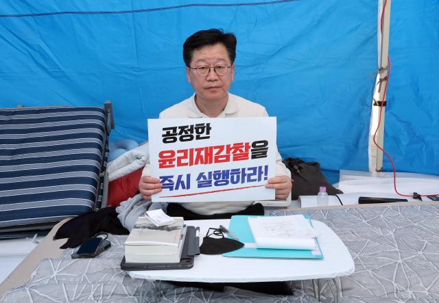  6·3 지방선거 더불어민주당 전북지사 경선에서 이원택 의원에게 패배한 안호영 의원이 13일 국회 본청 앞에서 이 후보의 식사비 대납 의혹에 대한 재감찰을 요구하며 단식 농성을 하고 있다 사진연합뉴스