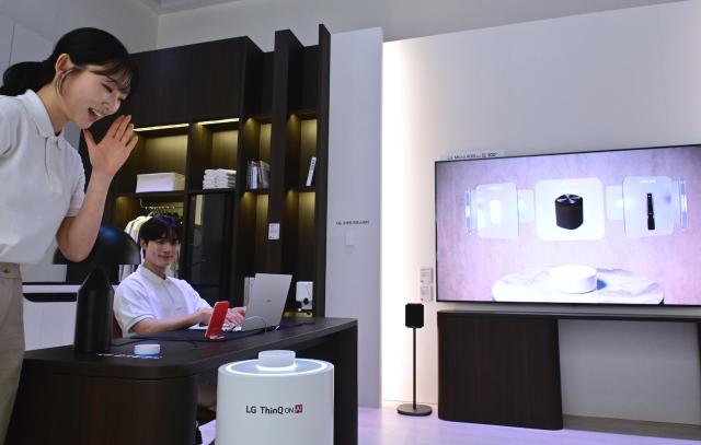 LG전자가 2026 월드IT쇼에 참가해 고객 곁에서 일상을 케어하는 AI 솔루션을 선보인다 모델이 AI 홈 부스 내 홈오피스 공간에서 AI 홈 허브 씽큐 온을 중심으로 AI 가전과 IoT 기기들이 유기적으로 연동돼 상황에 맞게 자동 제어되는 AI 홈 라이프를 경험하고 있다 사진LG전자