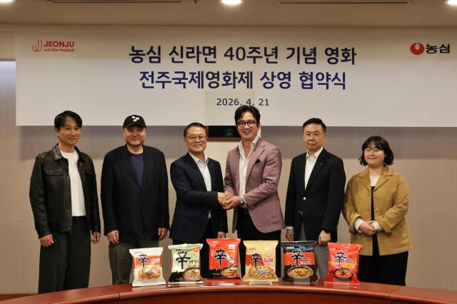조용철 농심 대표이사왼쪽 세번째가 지난 21일 서울 동작구 농심 본사에서 전주국제영화제 조직위원회와 신라면 40주년 기념 영화 상영 협약식을 가진 뒤 기념촬영을 하고 있다 사진농심
