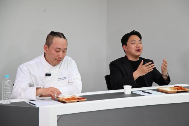 지난 15일 편의점 도시락 블라인드 테스트에 참석한 김세종 상인정신 대표가 도시락 시식 후 소감을 말하고 있다 사진박승호 기자