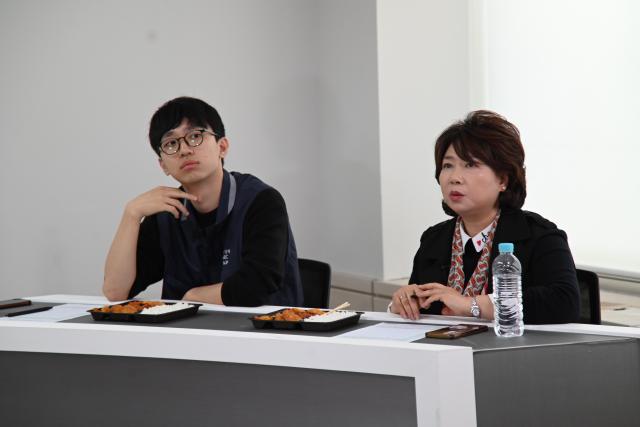 지난 15일 편의점 도시락 블라인드 테스트에 참석한 원윤민씨좌와 김수진씨가 도시락 시식 후 소감을 말하고 있다 사진박승호 기자