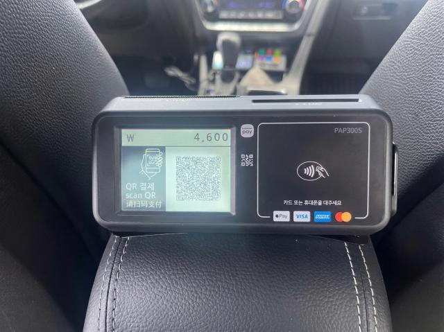 택시 뒷좌석 결제단말기 사진강릉시