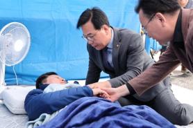 PPP Floor Leader Song Eon-seok Visits Fasting Lawmaker Ahn Ho-young, Urges Him to Stop