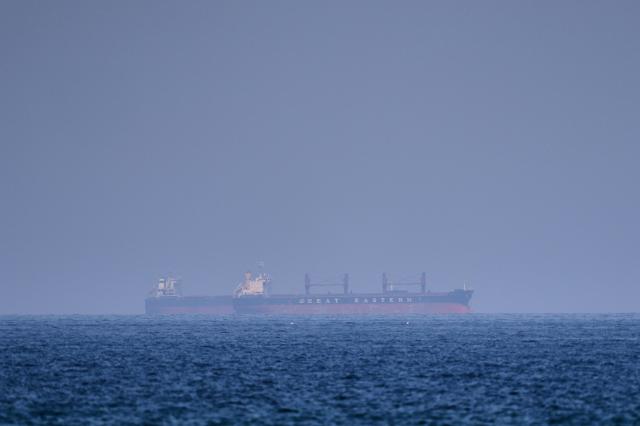 18일현지시간 오만 무산담 해안 인근 호르무즈 해협에서 선박과 유조선들이 항해하고 있다 사진로이터연합뉴스