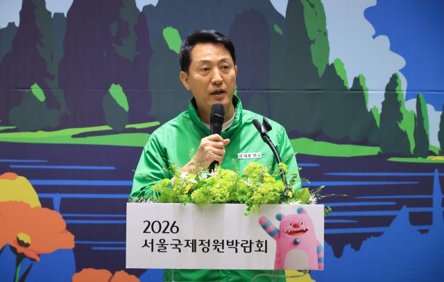 오세훈 서울시장이 22일 서울시청에서 김태흠 충청남도지사와 함께한 2026 서울국제정원박람회·태안국제원예치유박람회 상호협력 기자설명회에서 대규모 도심 정원을 선보일 역대 최대 규모의 서울국제정원박람회가 5월 개막 1500만명 이상의 시민이 방문할 것으로 기대된다고 말했다 사진연합뉴스