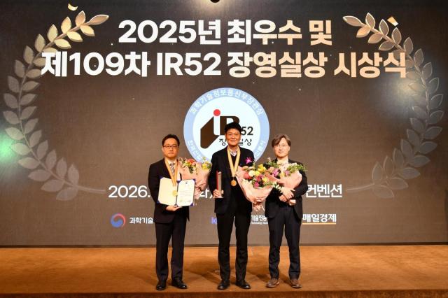 지난 14일 서울 용산구 피스앤파크 컨벤션에서 열린 IR52 장영실상 시상식에서 기념촬영을 하고 있다사진한미약품