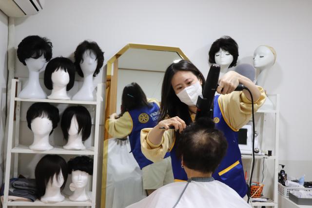 임세진 회장이 업장에서 지역 어르신들을 대상으로 이·미용 봉사활동을 진행하고 있다 사진동해해송로타리클럽