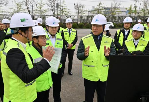 유정복, 인천항 제5부두 점검…자동차 수출 물류 현장 확인