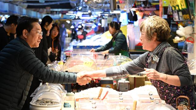 유정복 인천광역시장이 22일 인천종합어시장 상인들을 격려하고 있다 사진인천시