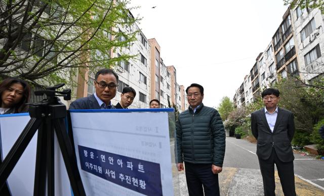 유정복 인천광역시장이 22일 연안아파트에서 이주지원 사업 추진현황을 점검하고 있다 사진인천시