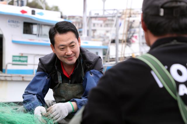 22일 강원 양양군 현남면 남애항을 찾은 장동혁 국민의힘 대표가 김진태 강원지사 예비후보의 농담에 웃음 짓고 있다 사진연합뉴스 