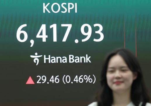 반도체만 보이는 한국 증시…삼전닉스에 외국인 자금 70% 쏠리고, ETF도 반도체 천하