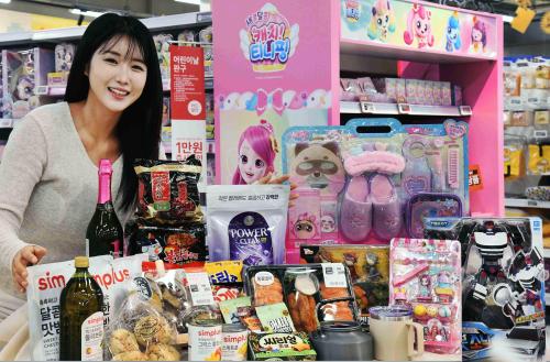 모델이 22일 서울 등촌동 ‘홈플러스 메가 푸드 마켓’ 강서점에서 나들이 먹거리∙용품 등을 소개하고 있다 사진홈플러스