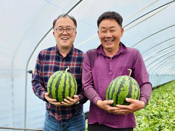 충남 부여 조성술 달인 수박 산지에서 임선기 선별 달인왼쪽과 조성술 재배 달인이 수박을 들고 웃고 있다 사진이랜드 킴스클럽