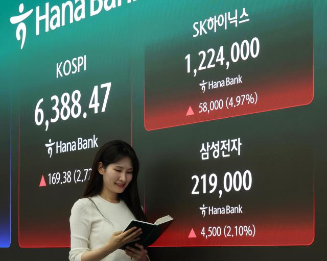 Polarization widens further as two chip giants dominate KOSPI