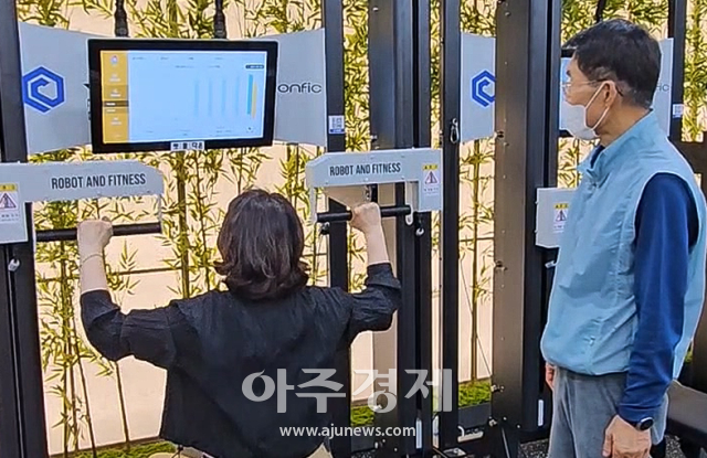 운동지도사가 스마트건강실에서 이용자의 운동 데이터를 확인하며 맞춤형 운동을 돕고 있다 사진남궁진웅 timeid