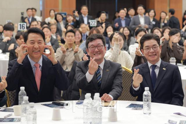 Seoul Mayor Oh Se-hoon, left, Seoul Association of Social Workers President Kwak Kyung-in, and Democratic Party Seoul mayoral candidate Jung Won-oh pose for a photo at the association’s 40th anniversary ceremony at the Baekbeom Kim Koo Memorial Hall convention hall in Yongsan District, Seoul, on April 22, 2026. [Photo by Yoo Dae-gil, dbeorlf123@ajunews.com]