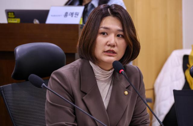 Son Sol delivers opening remarks during a forum titled “Artist Activity Certification Asked in the Language of the Field” at the fifth conference room of the National Assembly Members’ Office Building in Yeouido Seoul on April 22 AJP Yoo Na-hyun