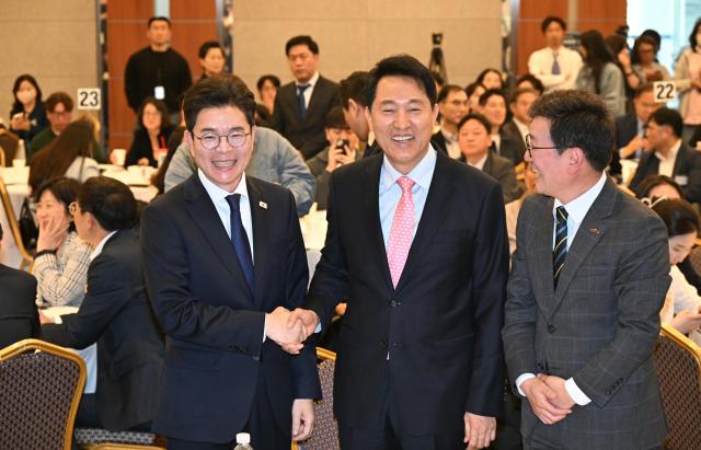 오세훈 서울시장과 정원오 민주당 서울시장 후보가 22일 한 행사에서 만나 악수하고 있다 정 후보 캠프는 전날 2조7000억원의 서울시 채무가 증가했다고 주장하자 오 시장이 이날 이 자리에서 오히려 임기중 6000억원을 감축시켰다고 반박했다 사진서울시