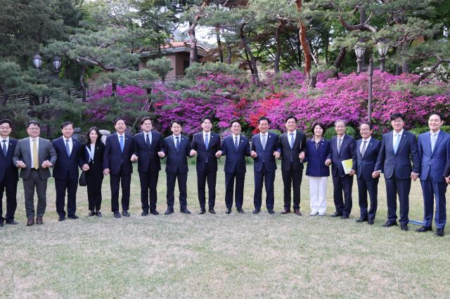 22일 서울 삼청동 총리공관에서 김민석 국무총리 더불어민주당 정청래 대표 강훈식 대통령비서실장 등이 참석한 가운데 고위당정협의회가 열리고 있다 사진연합뉴스