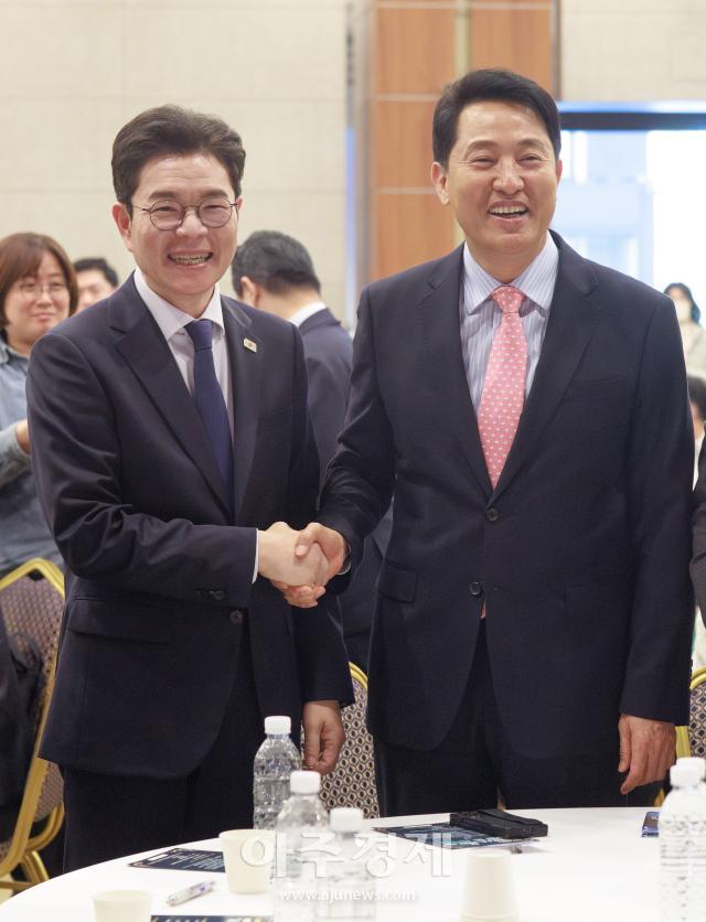 [포토] 여야 서울시장 후보, 지선 레이스 출발 후 첫 만남