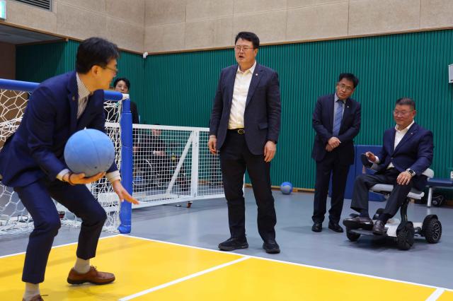 김대현 문화체육관광부 제2차관이 2일 경기 이천 대한장애인체육회 이천선수촌을 방문해 골볼 훈련장을 살펴보고 있다 사진문화체육관광부