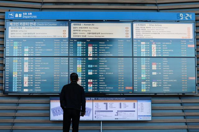 여행·항공업계에 따르면 5월 유류할증료 기준이 되는 올해 3월 16일4월 15일 싱가포르 항공유 평균값MOPS이 갤런당 51121센트배럴당 21471달러를 기록했다 이는 유류할증료 총 33단계 중 최고 단계인 33단계갤런당 470센트 이상에 해당한다 사진연합뉴스