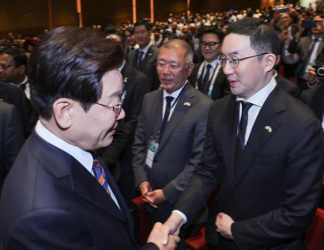 이재명 대통령이 20일 인도 뉴델리 바라트 만다팜 컨벤션센터에서 열린 한-인도 비즈니스포럼에서 구광모 LG그룹 회장과 악수하고 있다사진연합뉴스