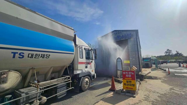 전라남도가 아프리카돼지열병ASF 발생에 따른 모든 방역지역의 이동제한 조치를 지난 22일 전면 해제하고 차단 방역체계는 계속 유지키로 했다사진전남도