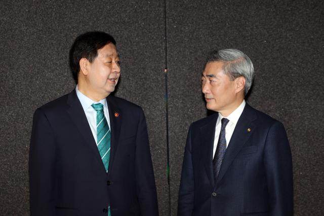 신현송 한국은행 신임 총재가 23일 서울 중구 은행회관에서 구윤철 부총리 겸 재정경제부 장관과 만나 대화하고 있다 사진연합뉴스