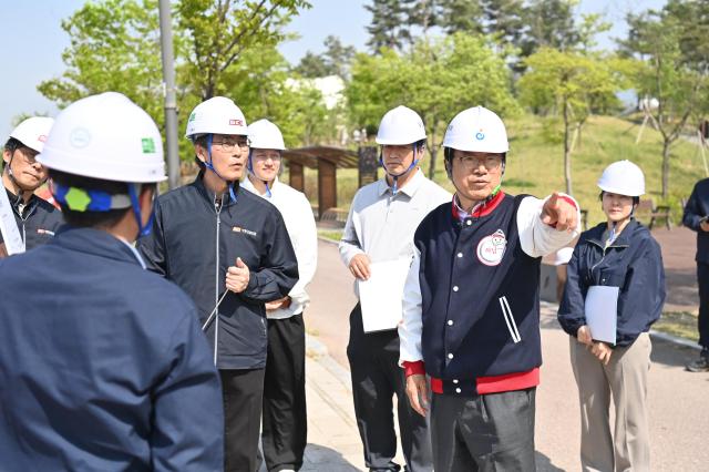 22일 이현재 하남시장이 ‘한강연결 보행육교’ 건립 현장에 방문해 현장을 점검하고 있다 사진하남시