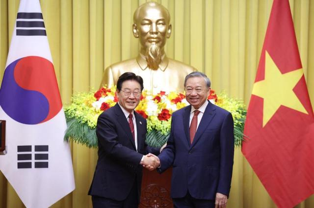 South Korean President Lee Jae Myung left shakes hands with Vietnamese President Tô Lâm during a joint press conference in Hanoi Viet Nam on April 22 2026 Yonhap