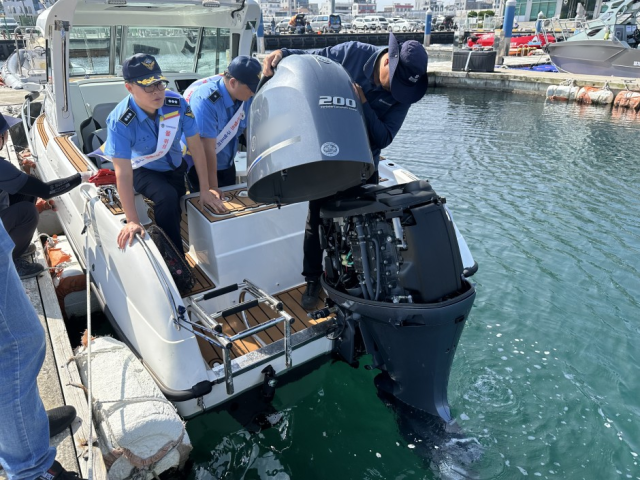동력수상레저기구 이용자를 대상으로 무상점검과 안전 캠페인을 실시하고 있다 사진강릉 해경